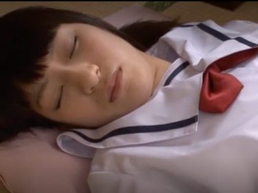 【成宮カナ】眠っているJKにいたずら！制服を着ている姿にイタズラをするのは大興奮！
